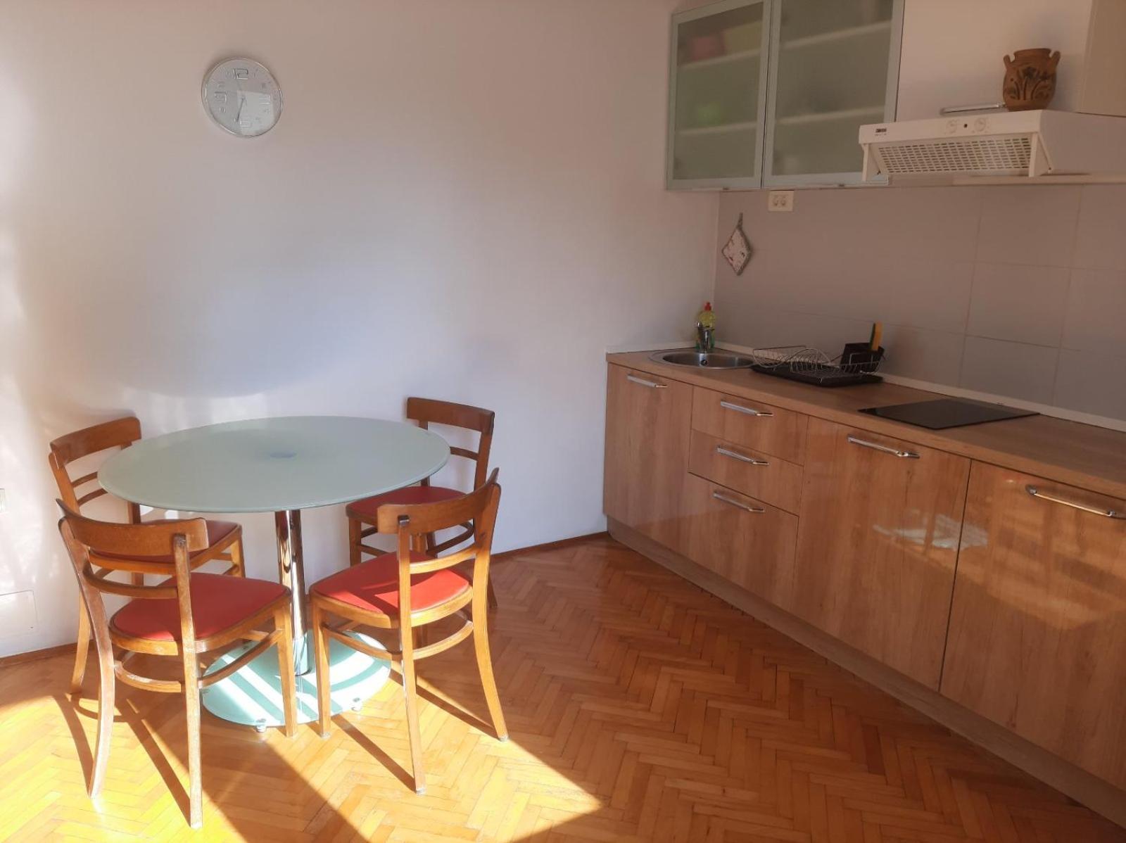 Apartmani Kadmen Ika Exteriör bild