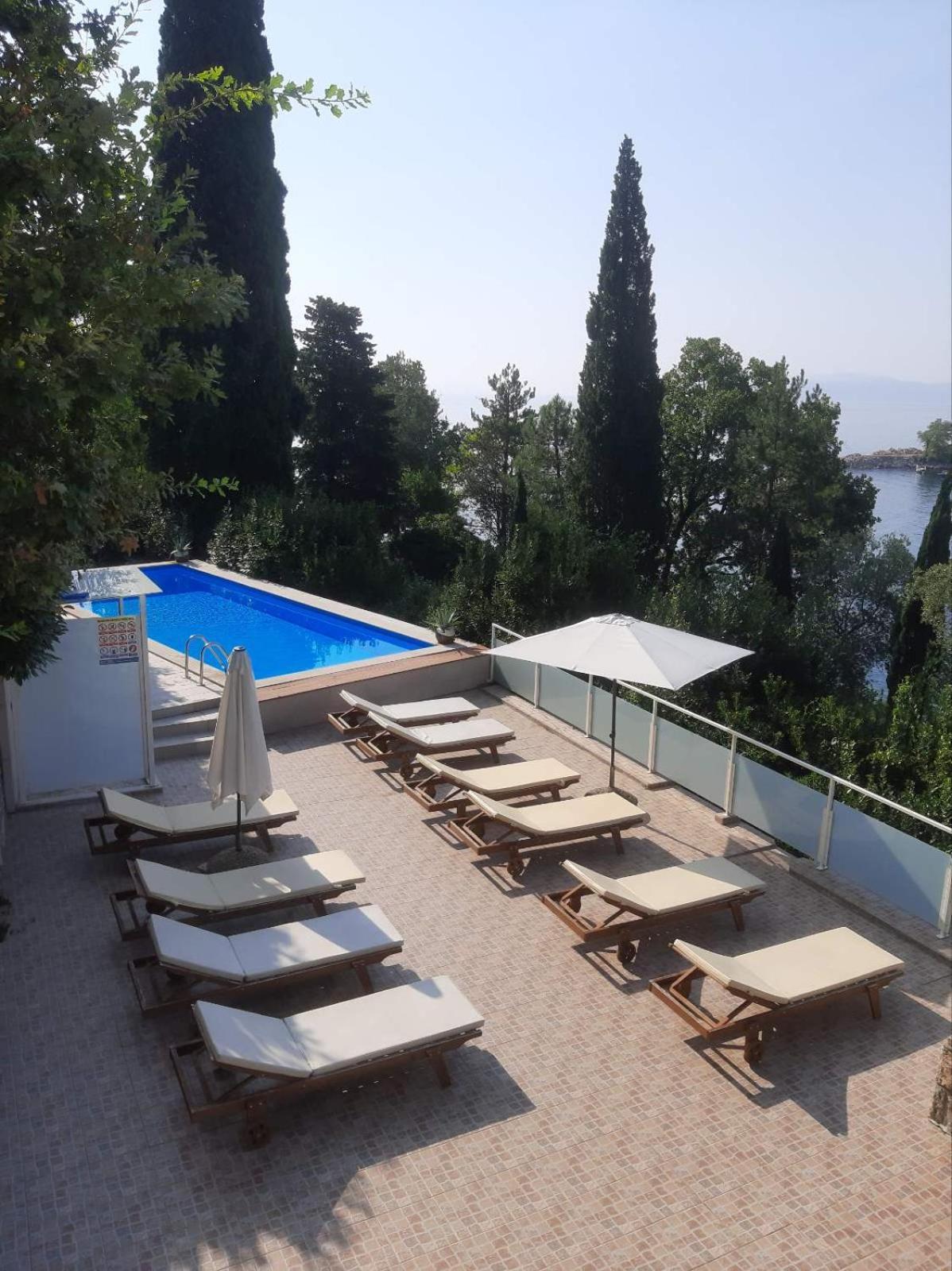 Apartmani Kadmen Ika Exteriör bild