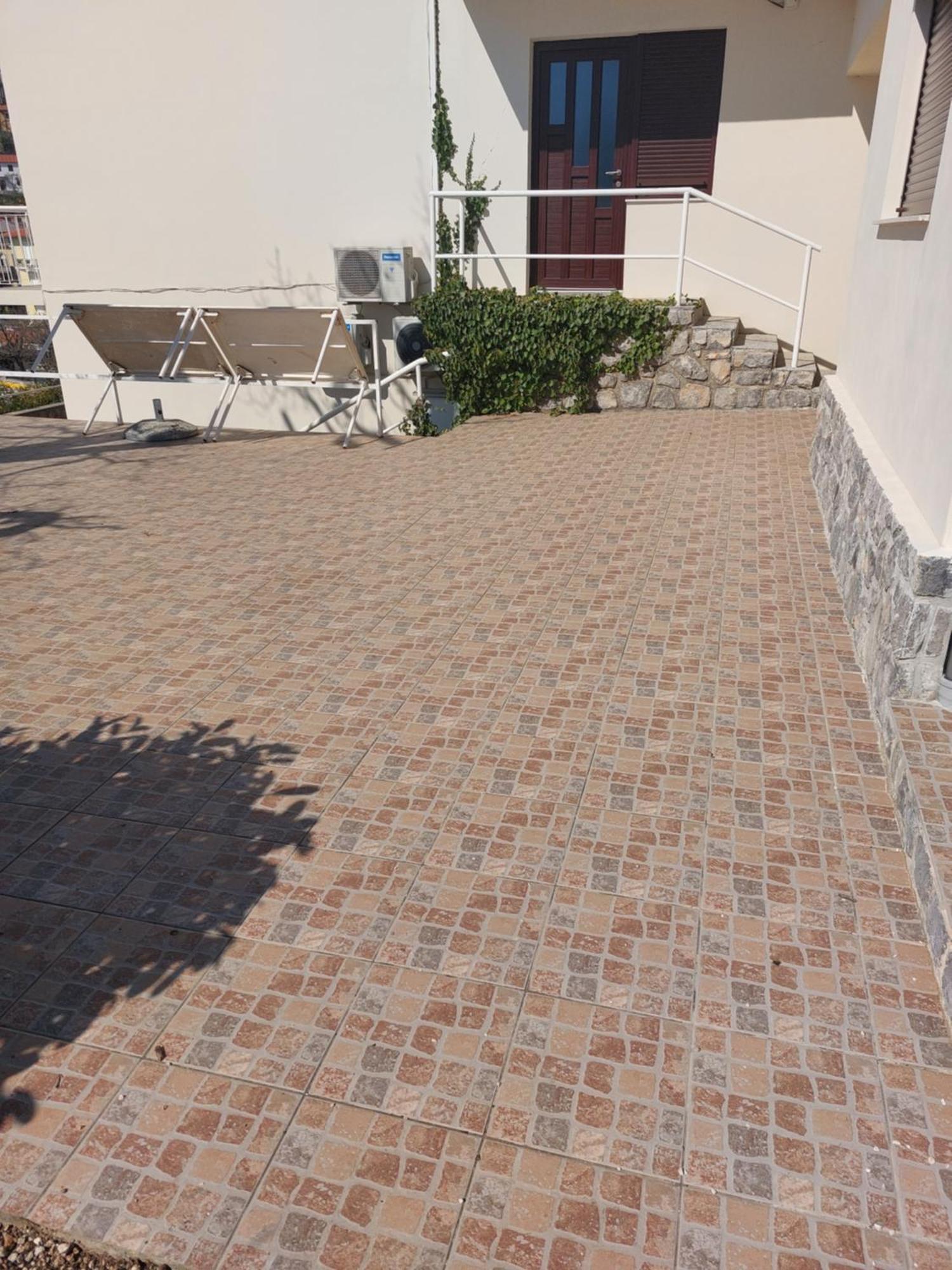 Apartmani Kadmen Ika Exteriör bild