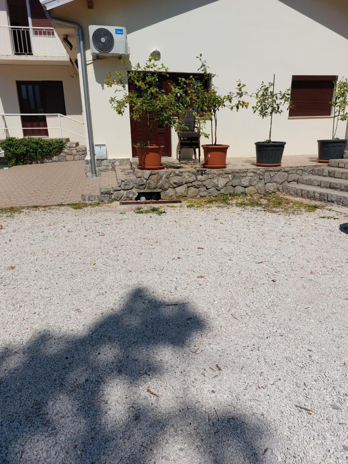 Apartmani Kadmen Ika Exteriör bild