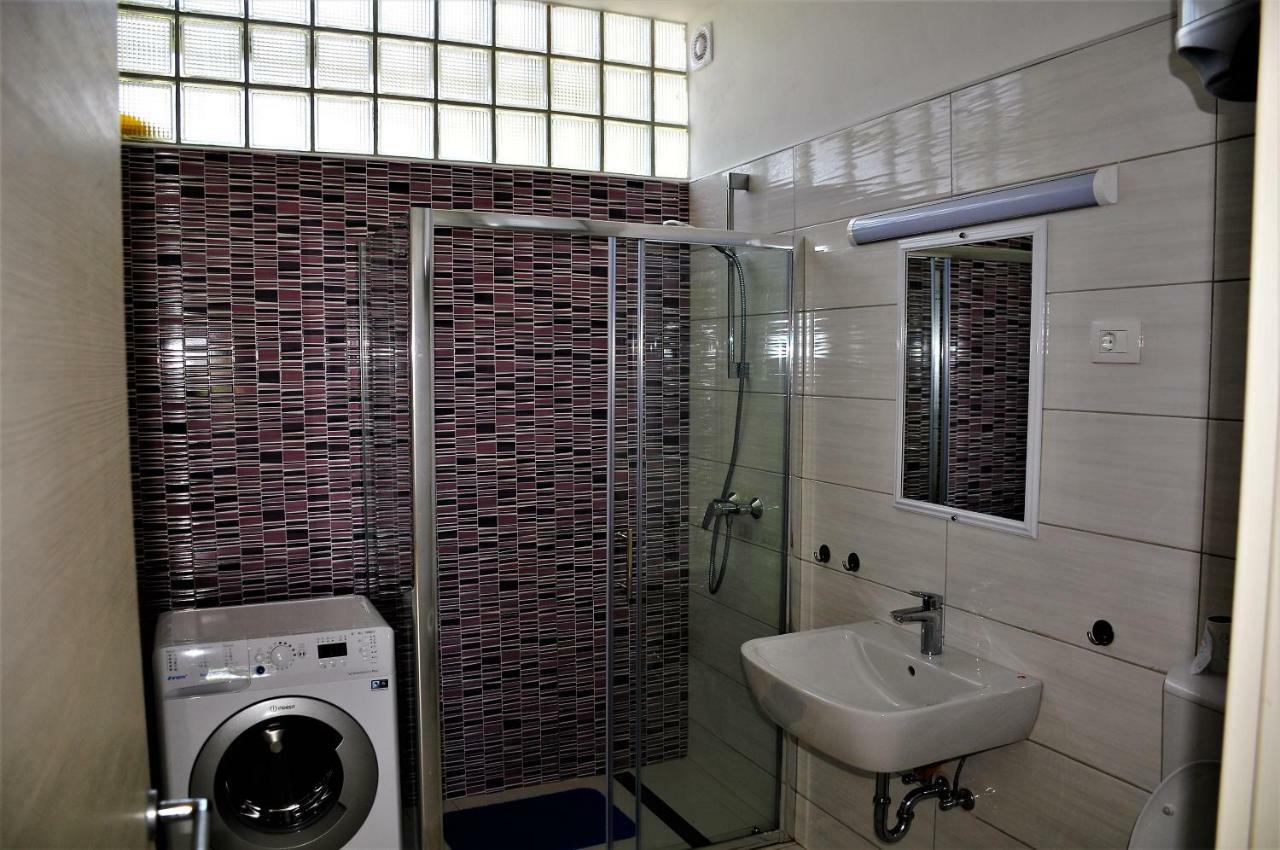 Apartmani Kadmen Ika Exteriör bild